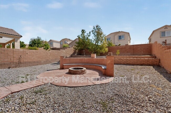 Building Photo - 2323 Margarita Dr SE