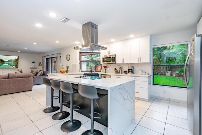 Building Photo - 830 SW 14th Ct