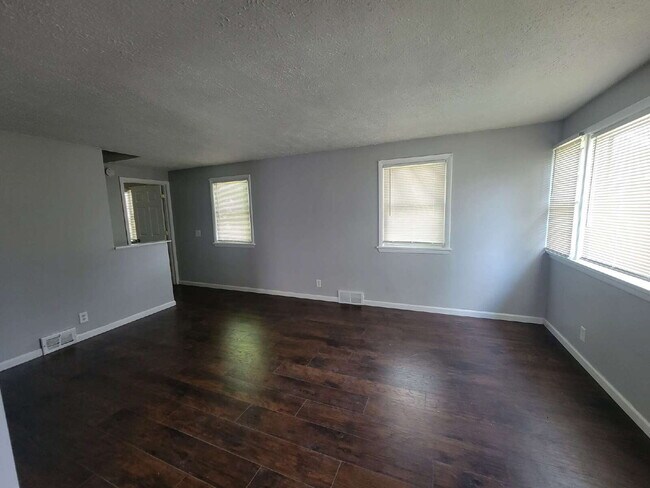 Building Photo - Beautifully Updated 2-Bedroom Unit – Prime...