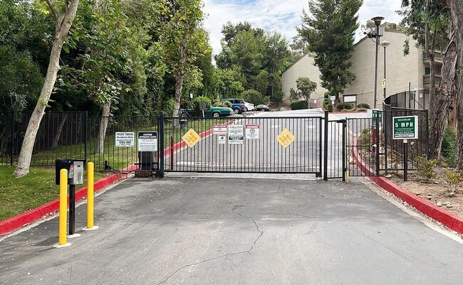 Building Photo - 3 Bedroom Townhome in the Gated College Park Community of San Diego