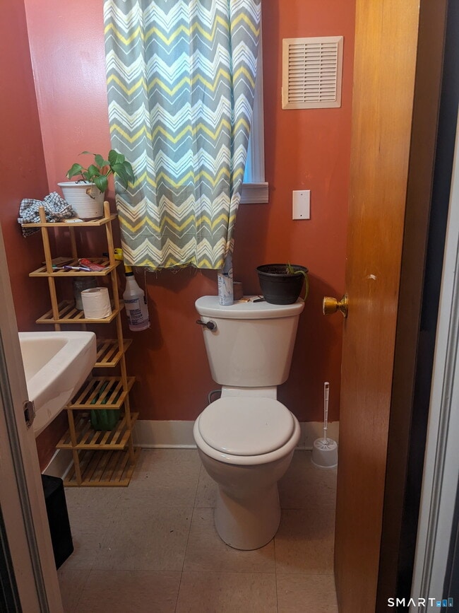 Building Photo - 2870 Fairfield Ave