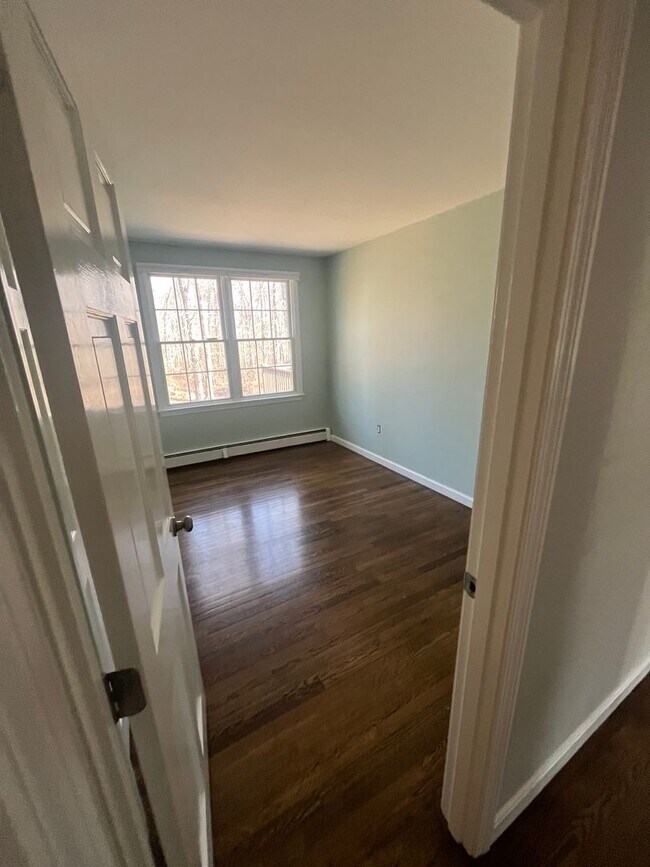 Building Photo - Great 3 Br / 2 Ba Split Level Home in Sandwich