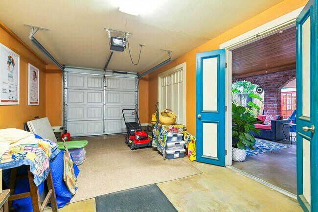Building Photo - 3BD/3BA Unit on Corner Lot in Treme