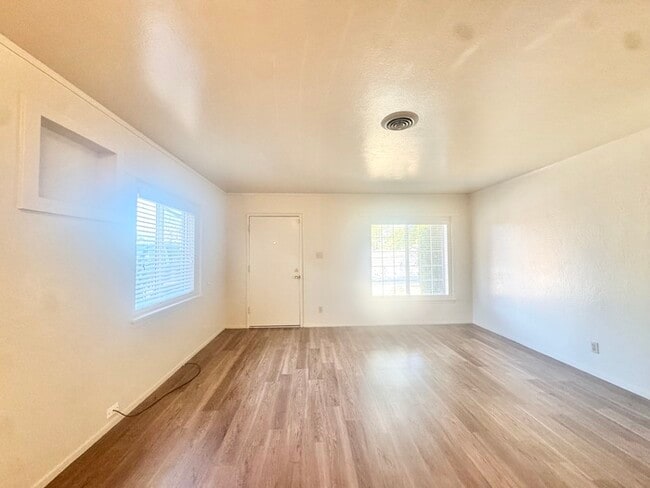 Building Photo - Single-story, spacious 2 bed condo, 1 bath...