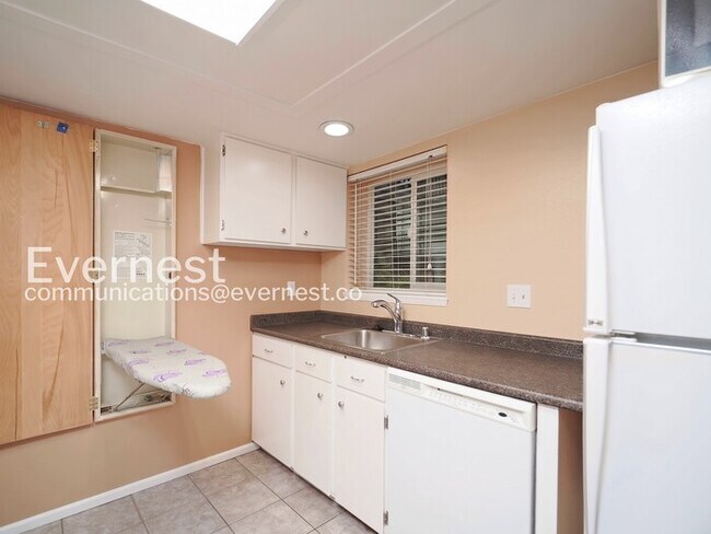 Building Photo - 1 Bed, 1 Bath Condo with Carport / Vouchers Accepted / Coming Soon!
