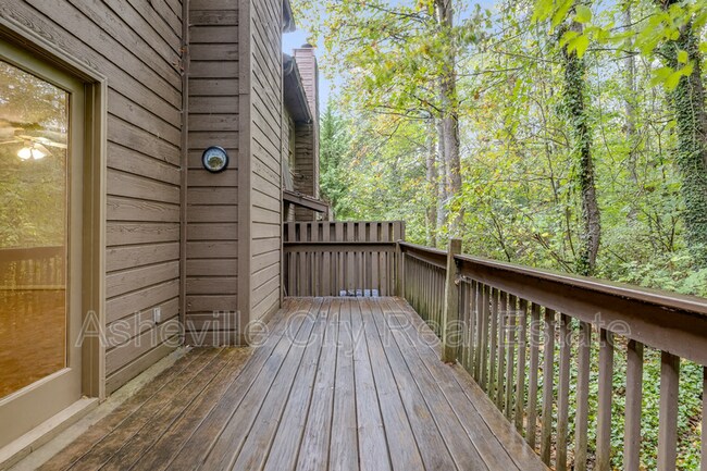 Building Photo - 103 Parkway Vista Dr
