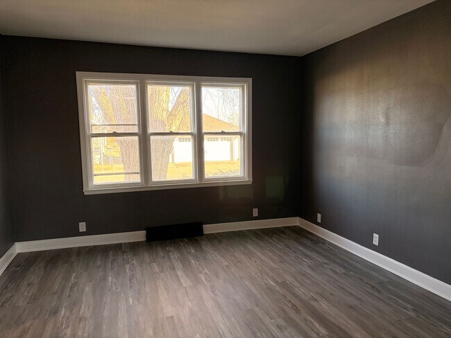 Building Photo - Charming 2-Bedroom Home with Porch and Garage!