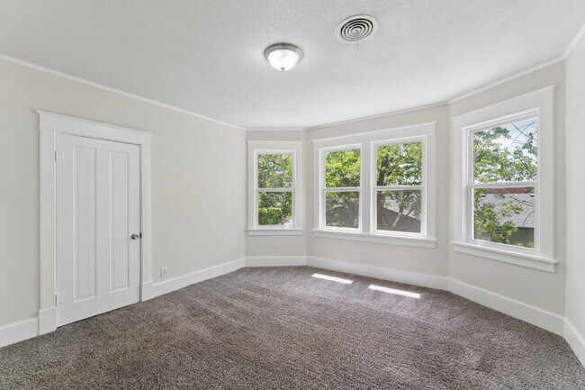 Building Photo - Welcome home to this stunning, light-filled rental that truly has it all! Featuring huge living s...