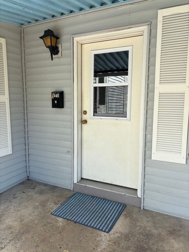 Building Photo - SPACIOUS 4 BEDROOM HOME READY FOR YOU