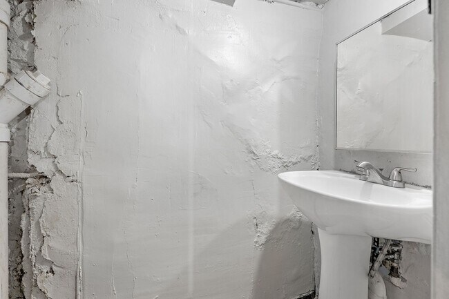 Building Photo - Charming Updated Rowhome in Belair-Edison – Move-In Ready!