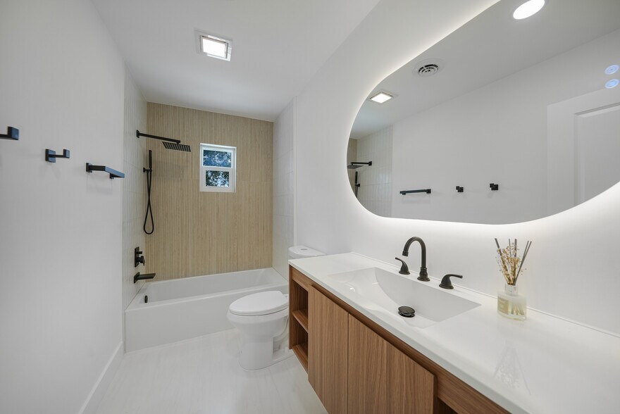 Building Photo - 27385 Voyageur Dr