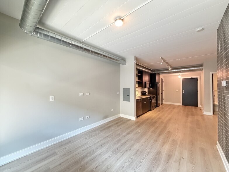 Building Photo - 941 W Belmont Ave