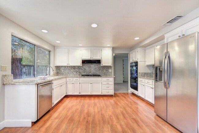 Building Photo - STUNNING 4BD / 2.5BTH SINGLE FAMILY RIGHT ...