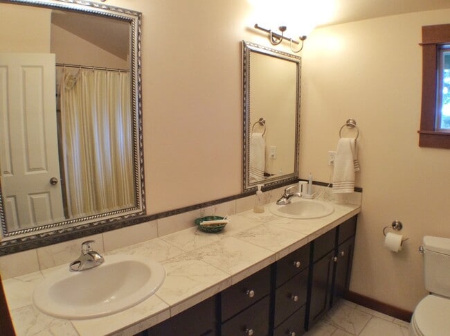 Building Photo - Bright and Sunny Townhouse