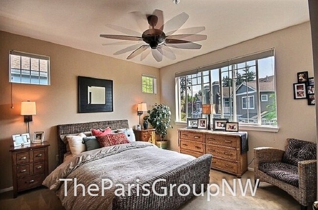 Building Photo - Gorgeous Renton Highlands Condo * Attached...