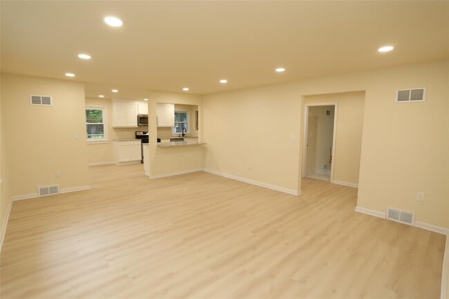Building Photo - 20 Pineview Rd