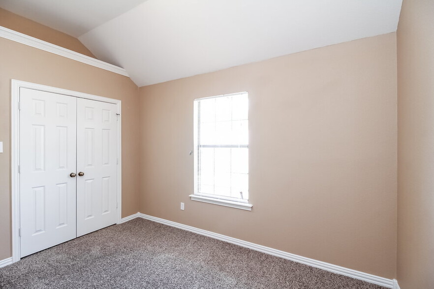 Building Photo - 752 Bryan Dr