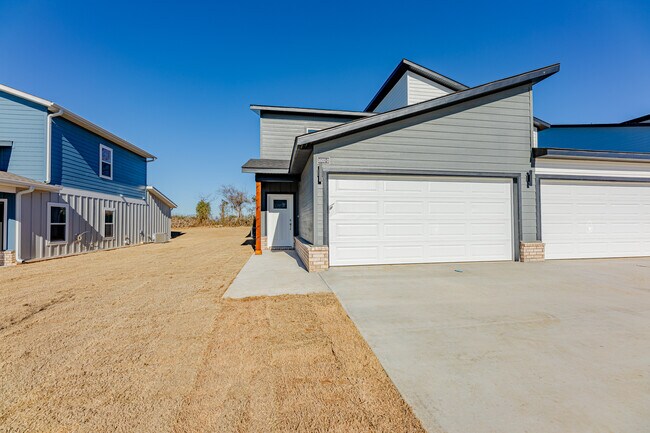 Building Photo - 1603 Casuarina Dr