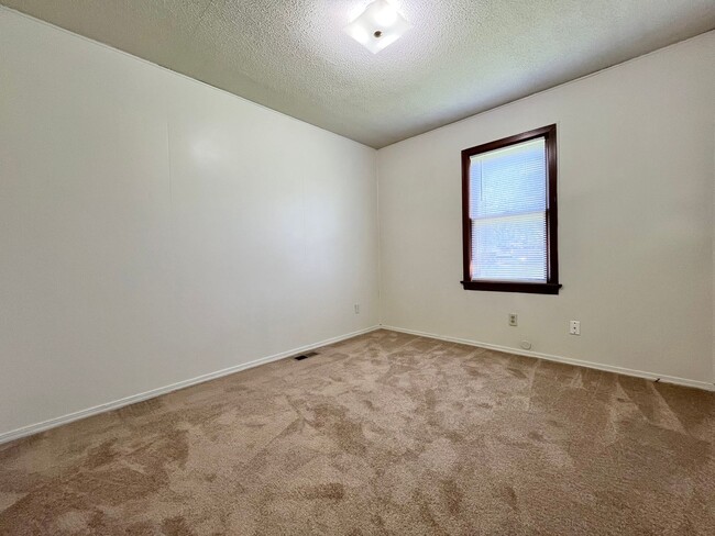 Building Photo - 2 Bed 1 Bath House with Garage