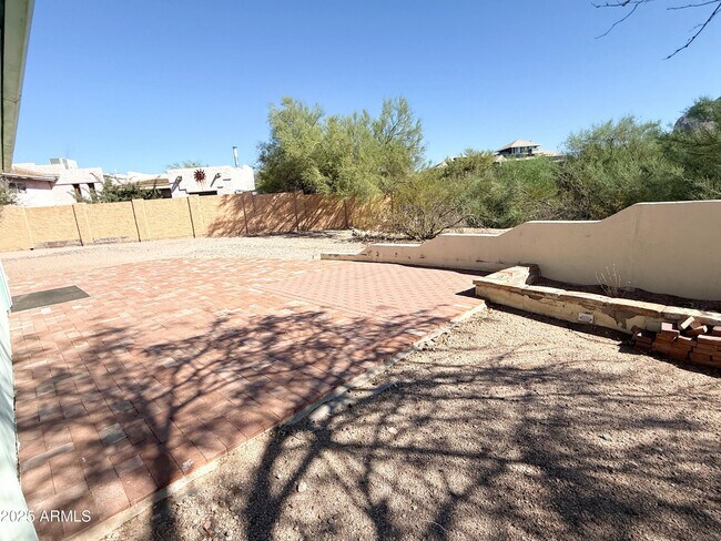 Building Photo - 867 N Arroya Rd