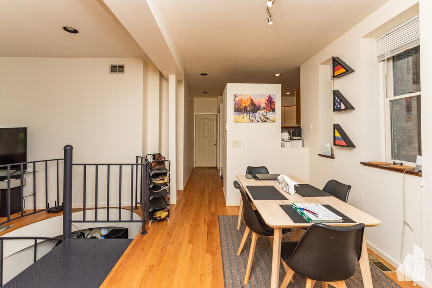 Building Photo - 1301 N Hoyne Ave