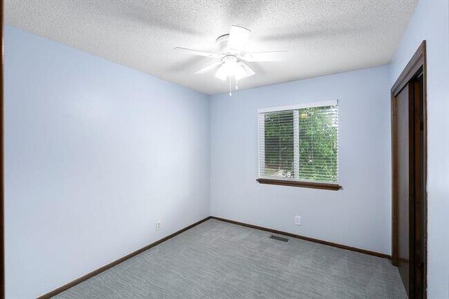 Building Photo - Spacious home near 55th st. S. and Broadway