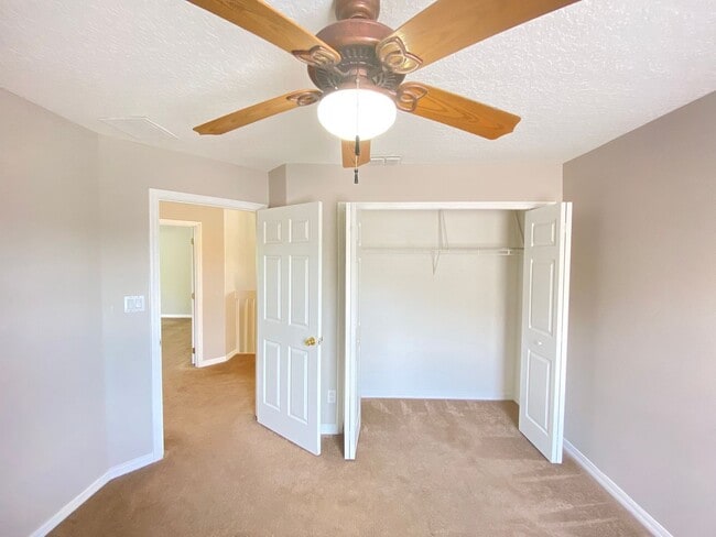 Building Photo - Spacious 4/3 Single Family Home!!