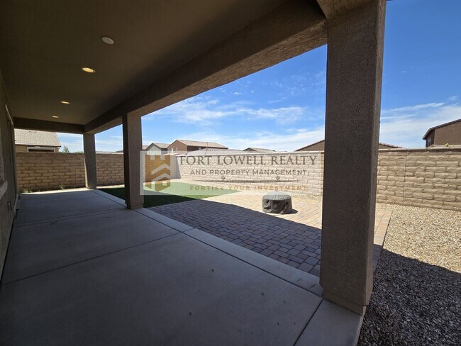 Building Photo - Modern 3 Bed / 2 Bath Home with Open Floor...