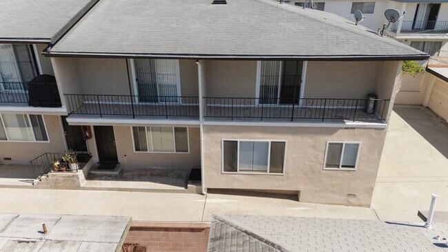 Back unit - 2516 Voorhees Ave