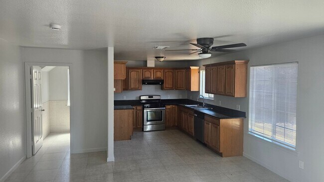 Building Photo - Three Bedroom Two and a half bath house, 2 car garage, central air. Available now.