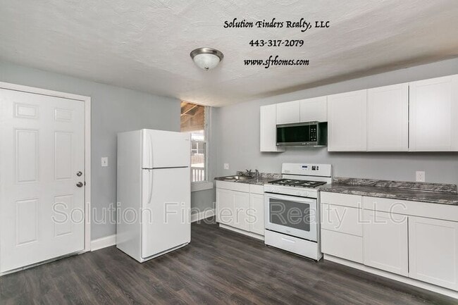 Building Photo - 2740 Parkwood Ave