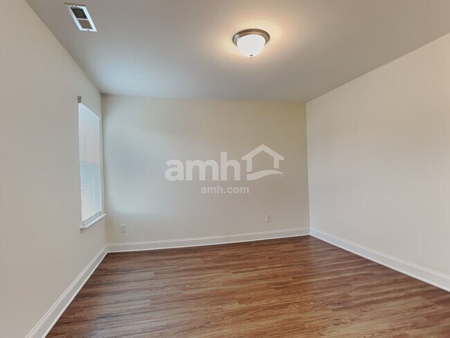 Building Photo - 4934 Trayton Ave