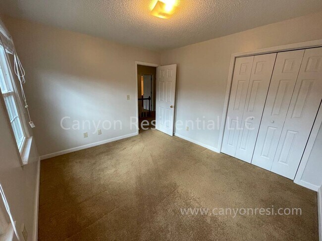 Building Photo - Beautiful 3b Room!Move in ready!