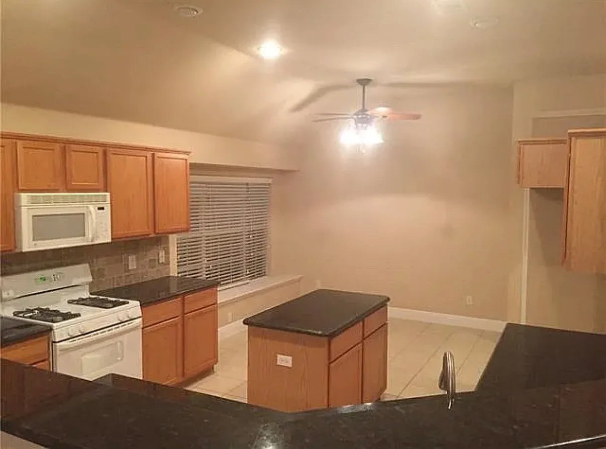 Building Photo - 2525 Persimmon Dr