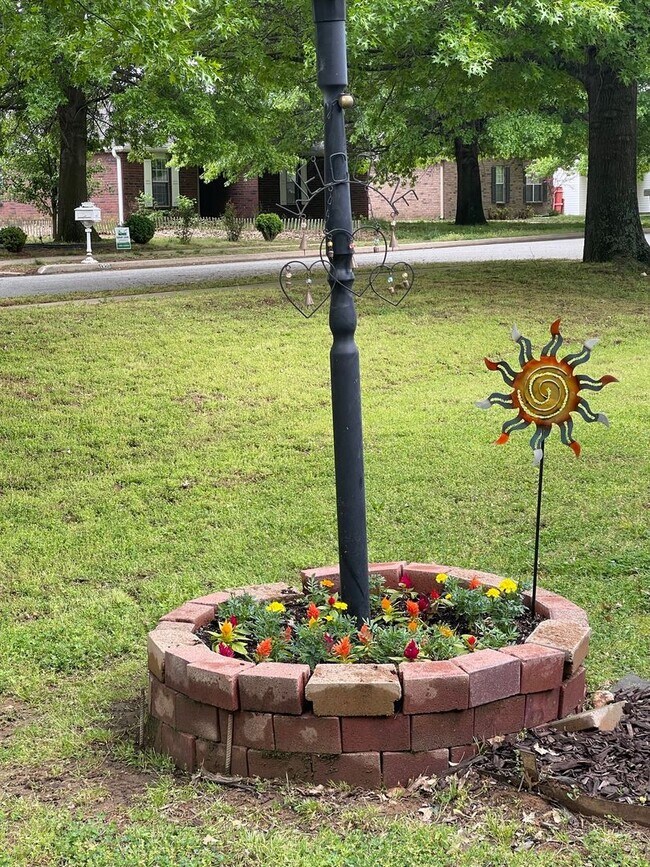 Building Photo - Pre - Leasing 3 Bedroom 2 Bath Extremely c...