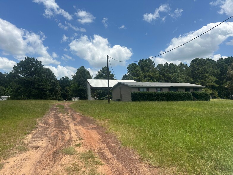 Building Photo - 2667 Airstrip Rd