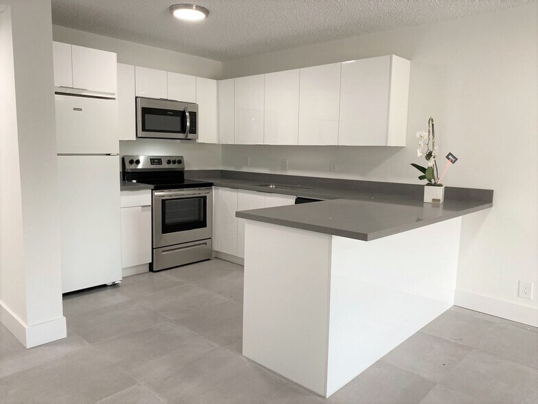 Building Photo - 8005 Lake Dr