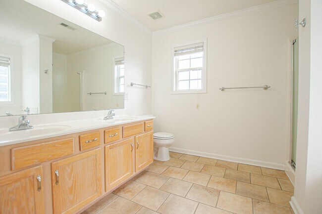 Building Photo - Three Bedroom with Bonus and Pool!