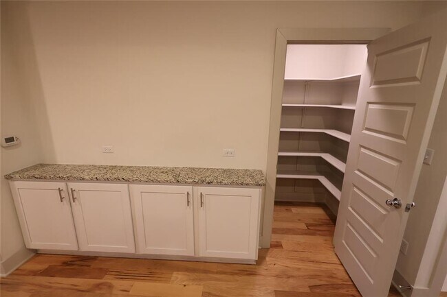 Building Photo - 2101 Town Centre Dr