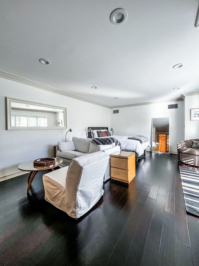 Building Photo - Unbelievable Furnished Studio Lease in WeH...