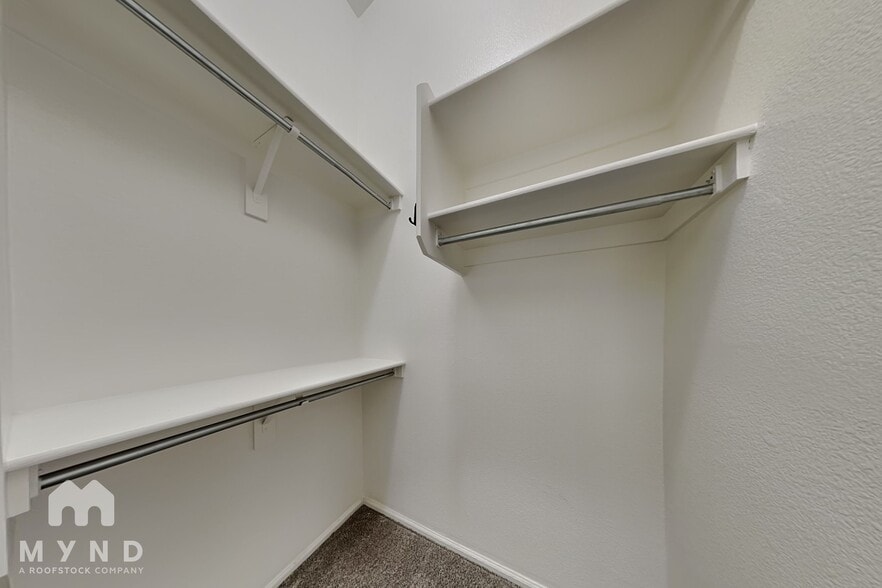Building Photo - 714 E Lovegrass Dr