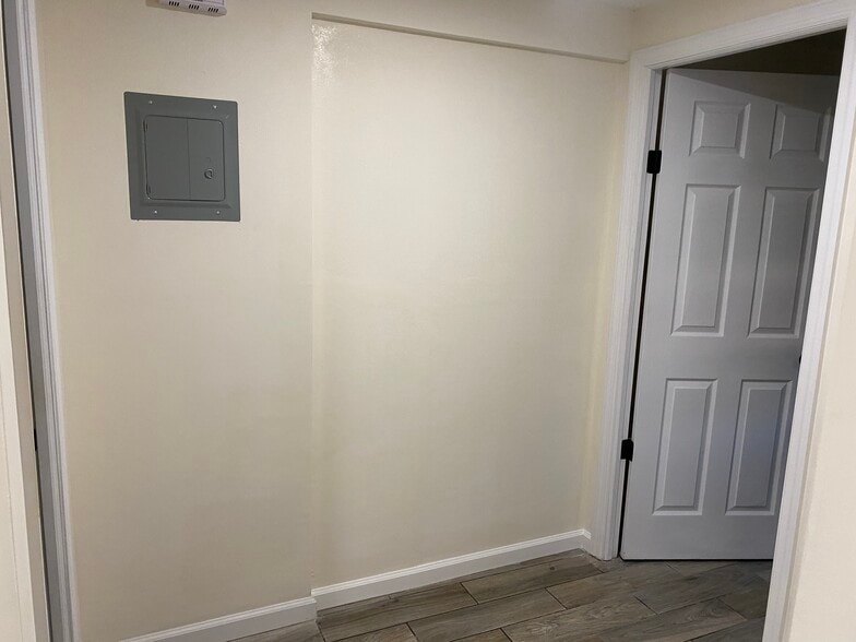 Building Photo - 614 Valley Ave