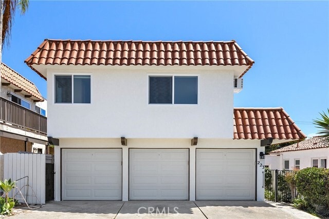 Building Photo - 223 Avenida Victoria