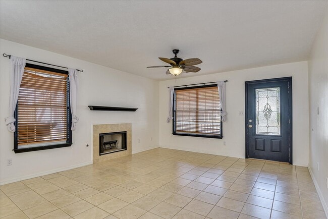 Building Photo - 110 Spring Oak Ln