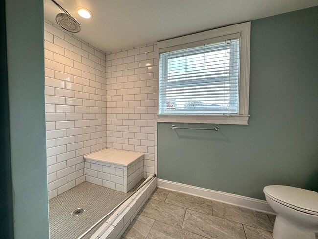 Building Photo - Remodeled beauty in Charolette Park