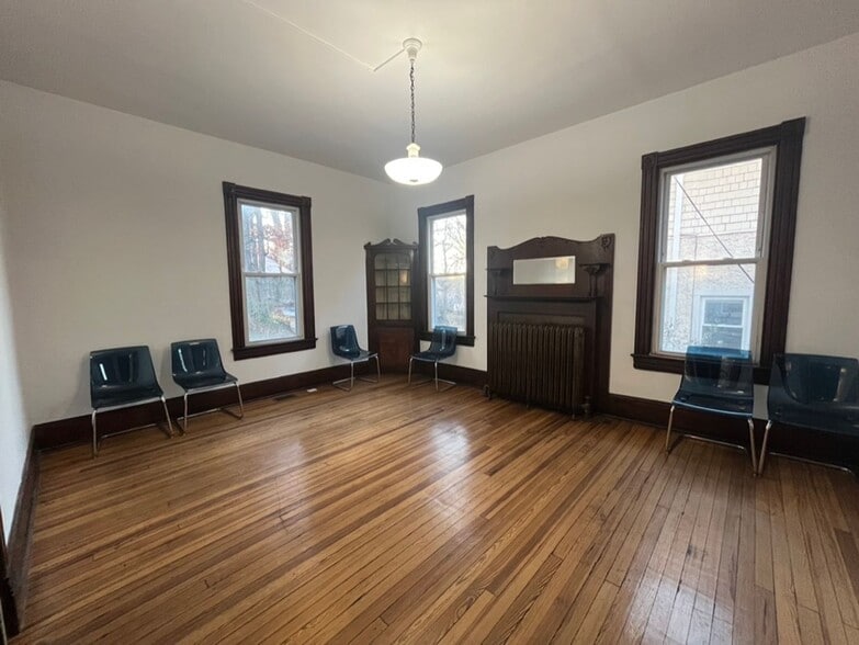 Building Photo - 1033 Newton St NE