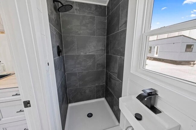 Building Photo - 2015 Union School Rd SW