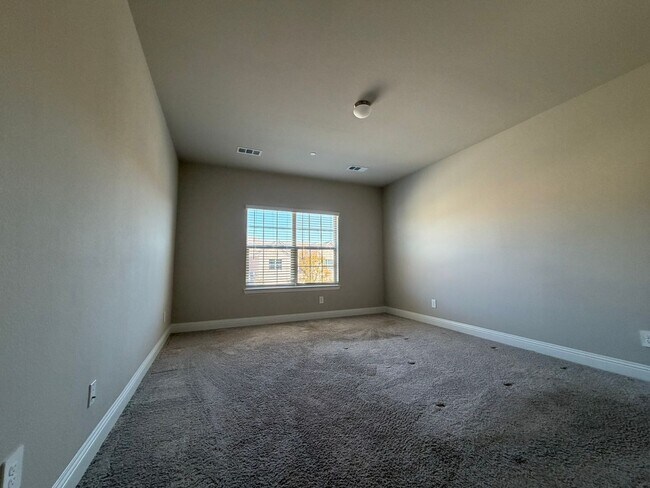 Building Photo - 624 Hutchinson Ln