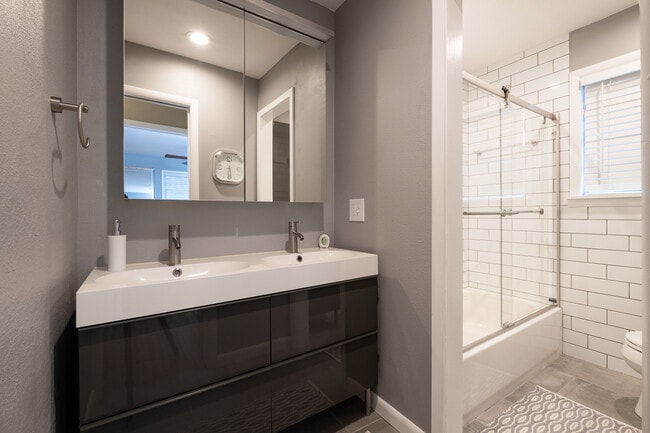 Building Photo - 312 Schoolwood Ln