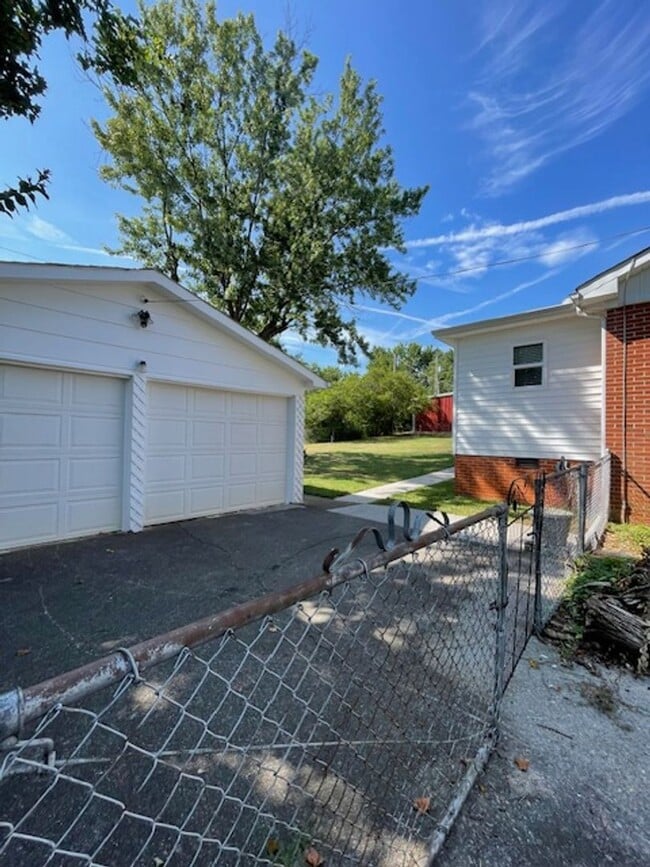 Building Photo - Maryville 37804 - 3 bedroom, 2 bath ranch home - Contact Debra Johnson (865) 591-8281